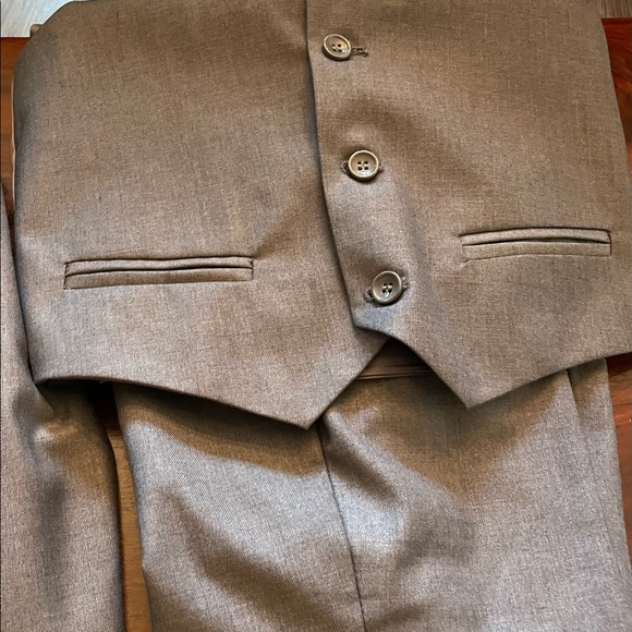 Boys Gioberti  3 pc suit - Picture 4 of 6